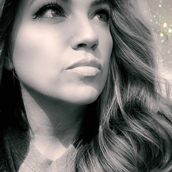 Meet your Posher! - Picture 3 of 5